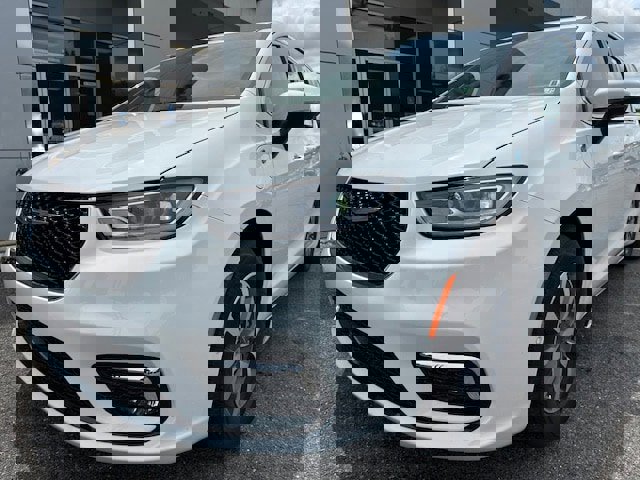 New 2023 Chrysler Pacifica Touring-L image 2