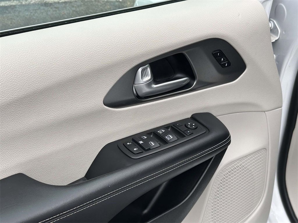 Used 2024 Chrysler Pacifica Touring-L image 18