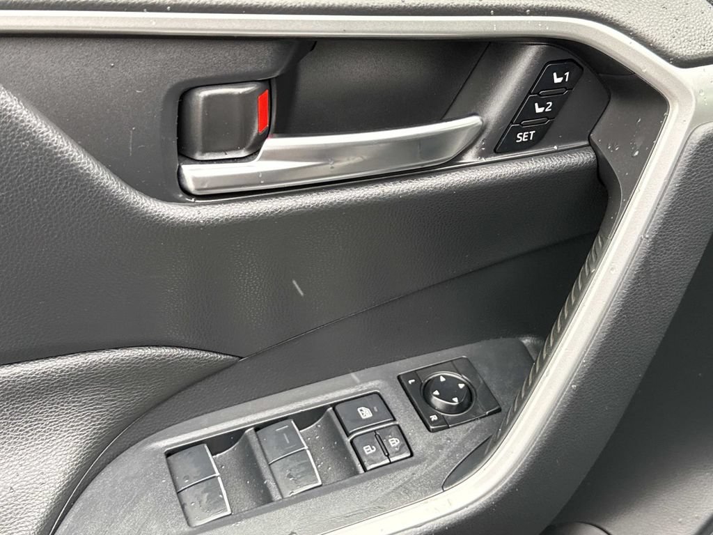 Used 2019 Toyota RAV4 XLE Premium w/ Cold Weather Package AWD/4WD image 17
