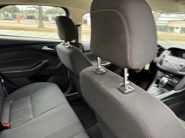Used 2018 Ford Focus SE w/ SE Appearance Package image 17