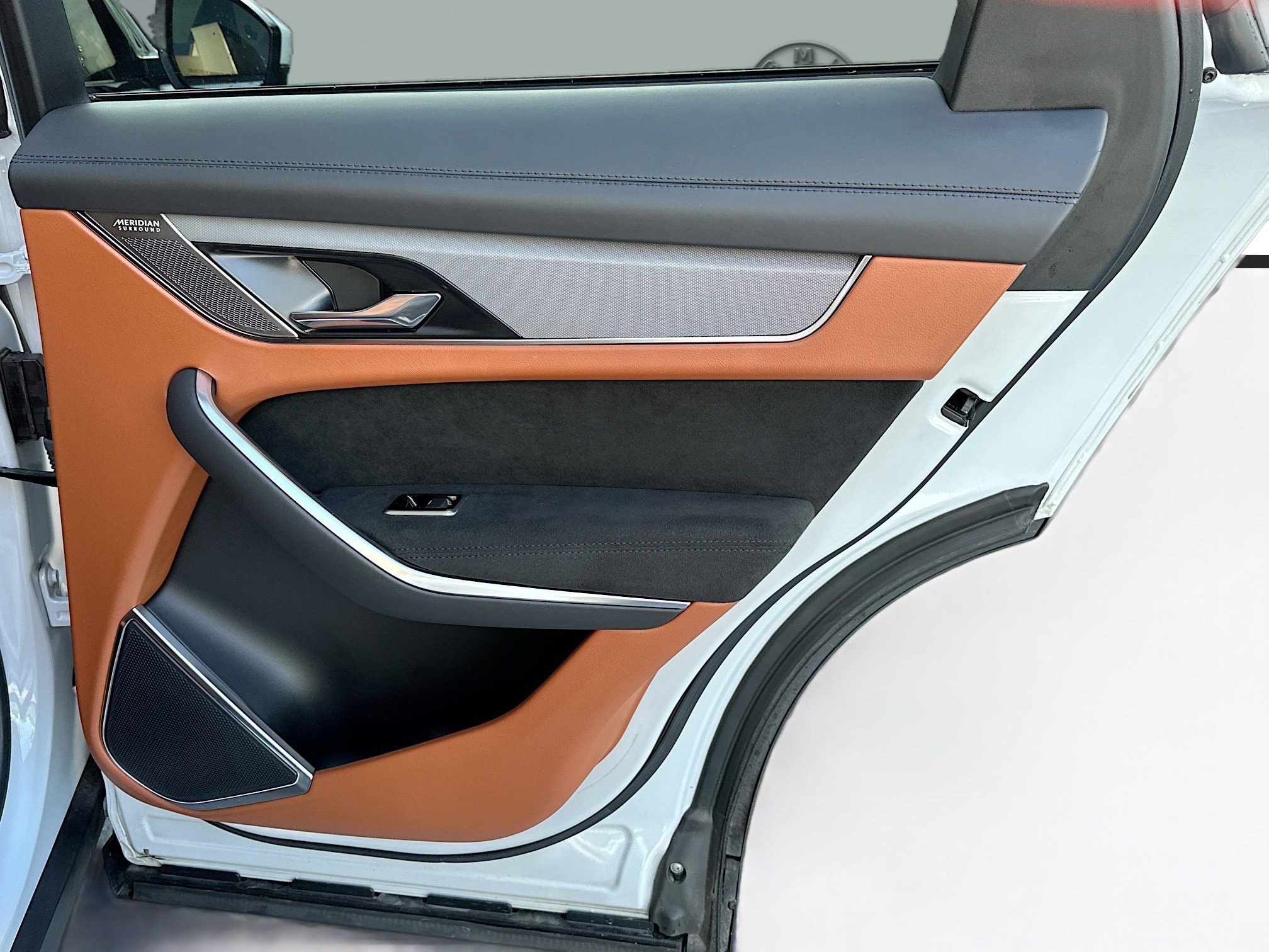 Used 2021 Jaguar F-PACE SVR image 33