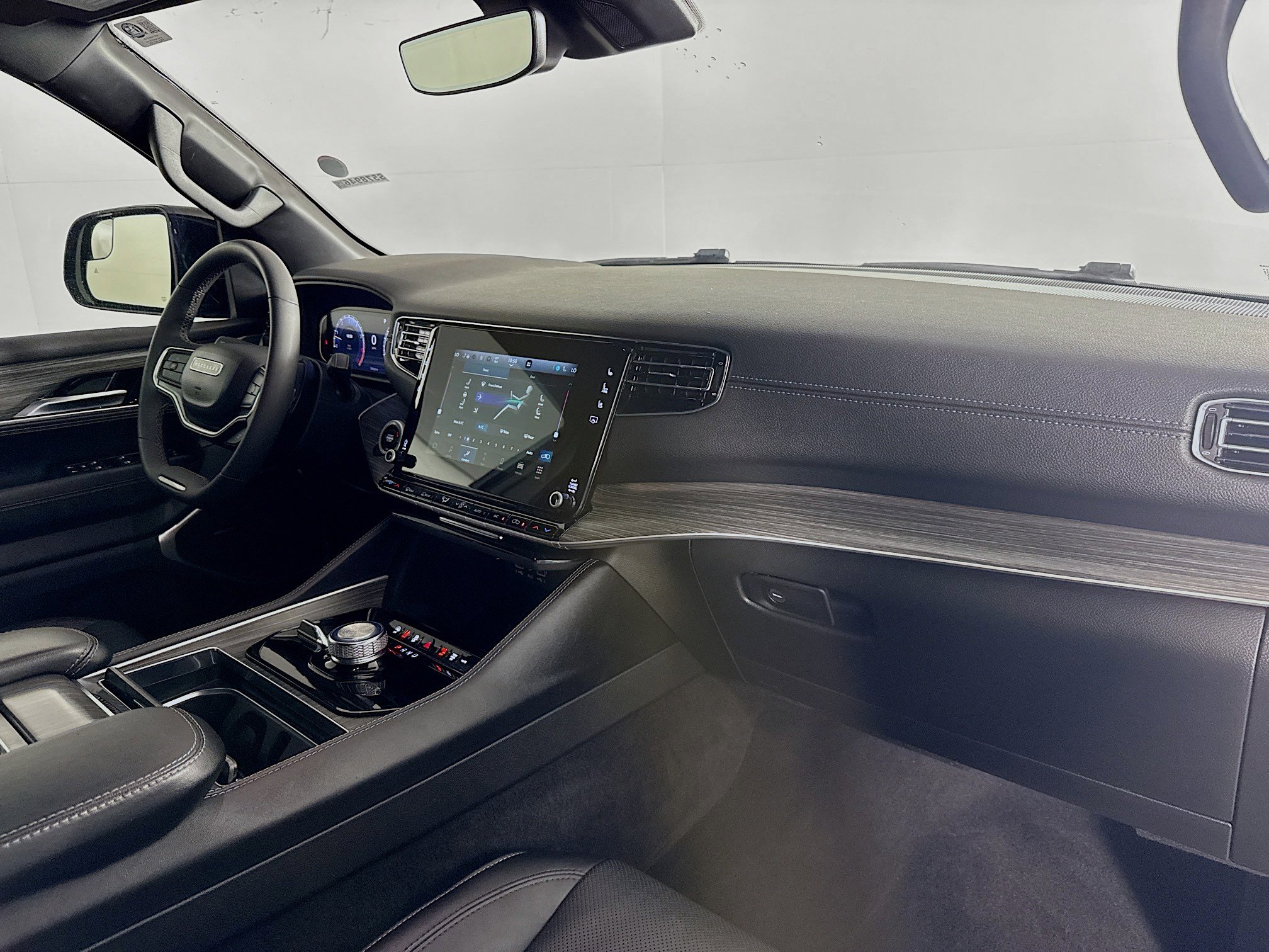 Used 2023 Jeep Wagoneer L Series II image 38