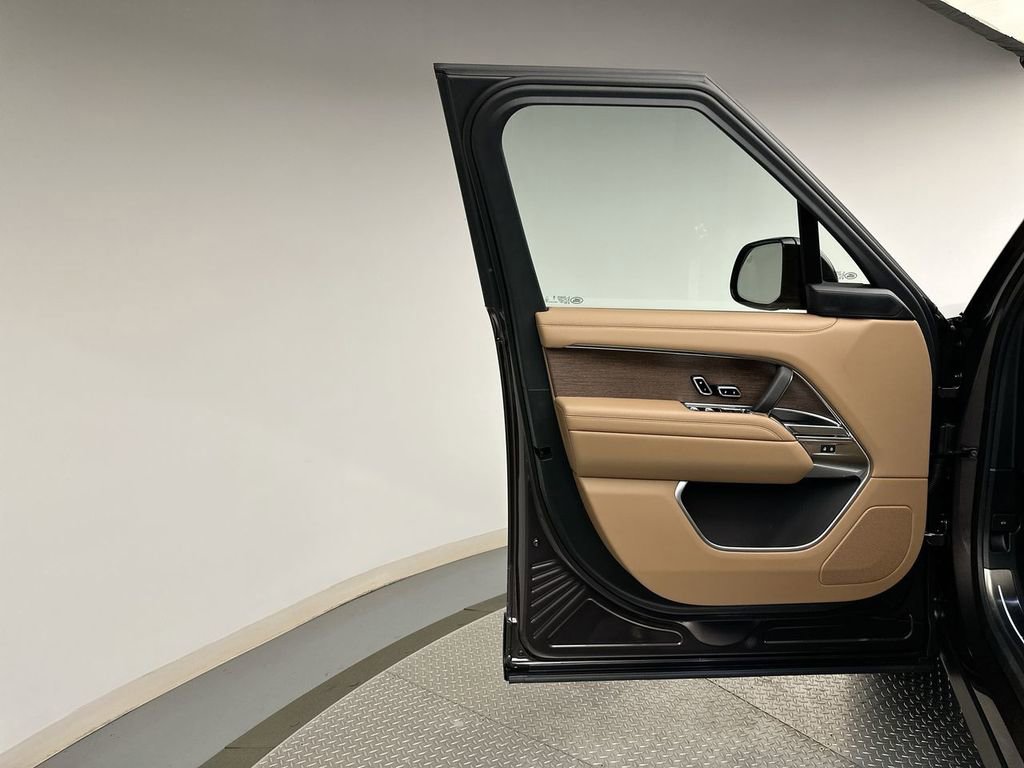 New 2025 Land Rover Range Rover SE image 8