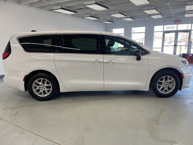 Used 2025 Chrysler Pacifica Select image 16