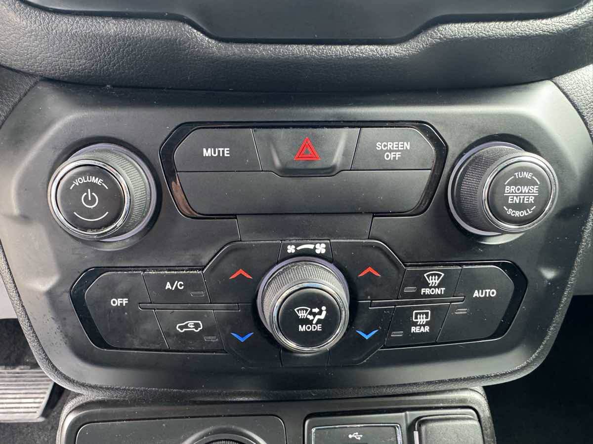 Used 2020 Jeep Renegade Altitude AWD/4WD image 17