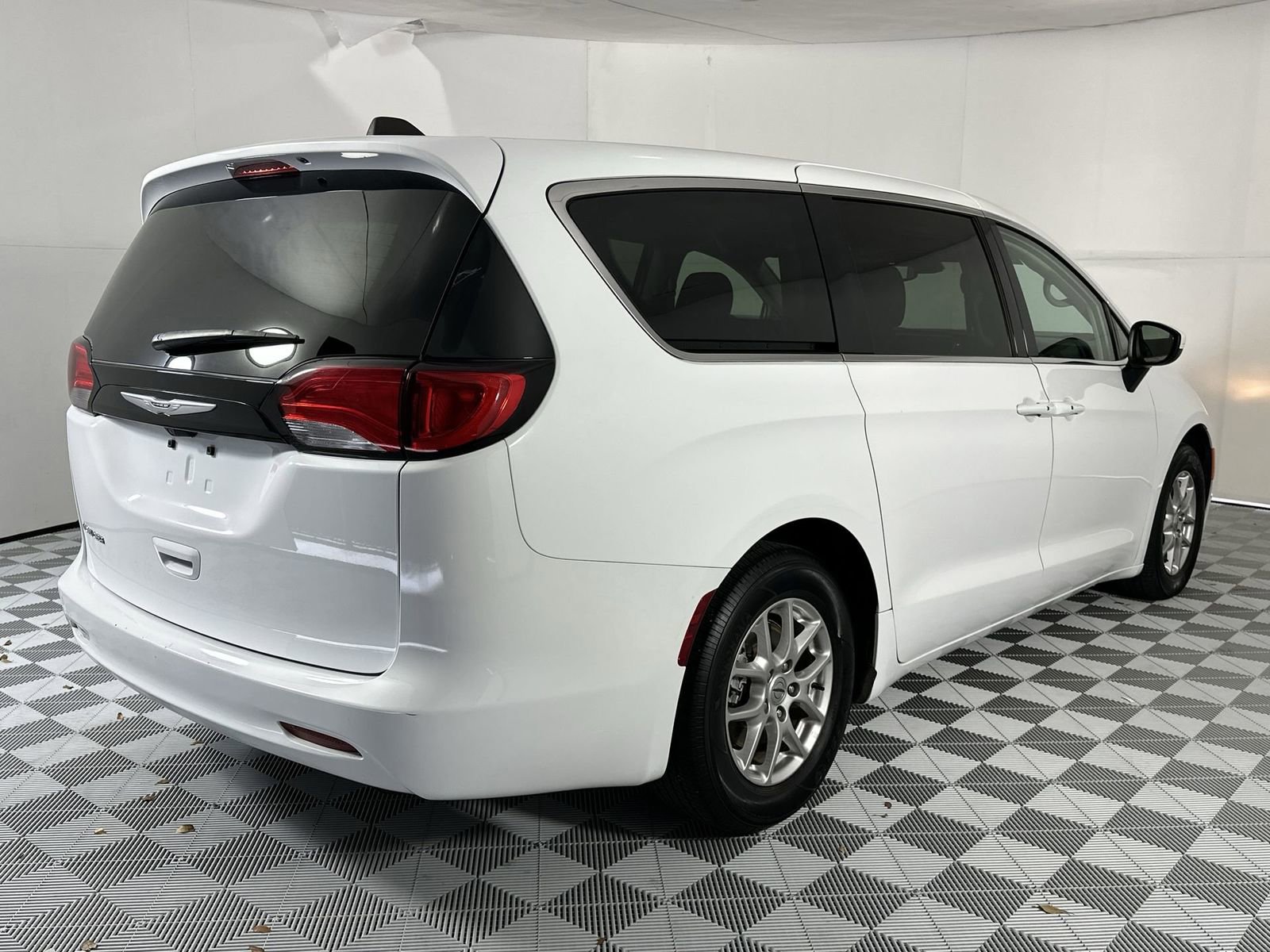 Used 2023 Chrysler Voyager LX FWD image 8
