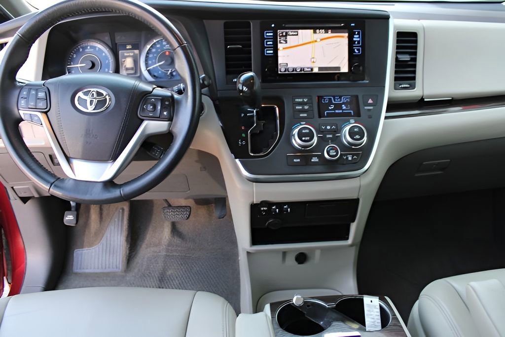 Used 2017 Toyota Sienna XLE w/ XLE Navigation Package FWD image 8