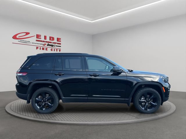 Used 2024 Jeep Grand Cherokee Altitude AWD/4WD image 11