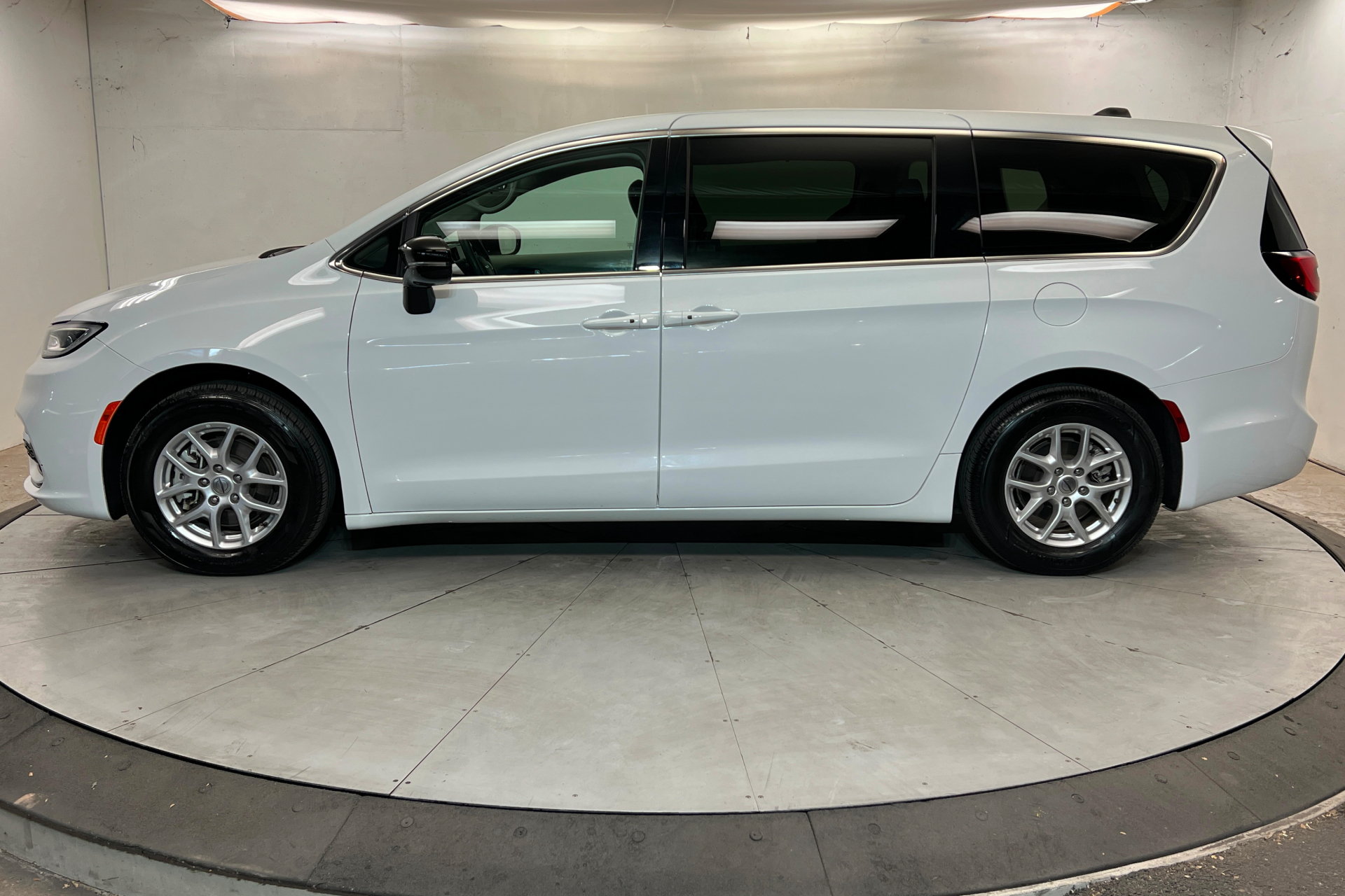 Used 2024 Chrysler Pacifica Touring-L FWD image 2