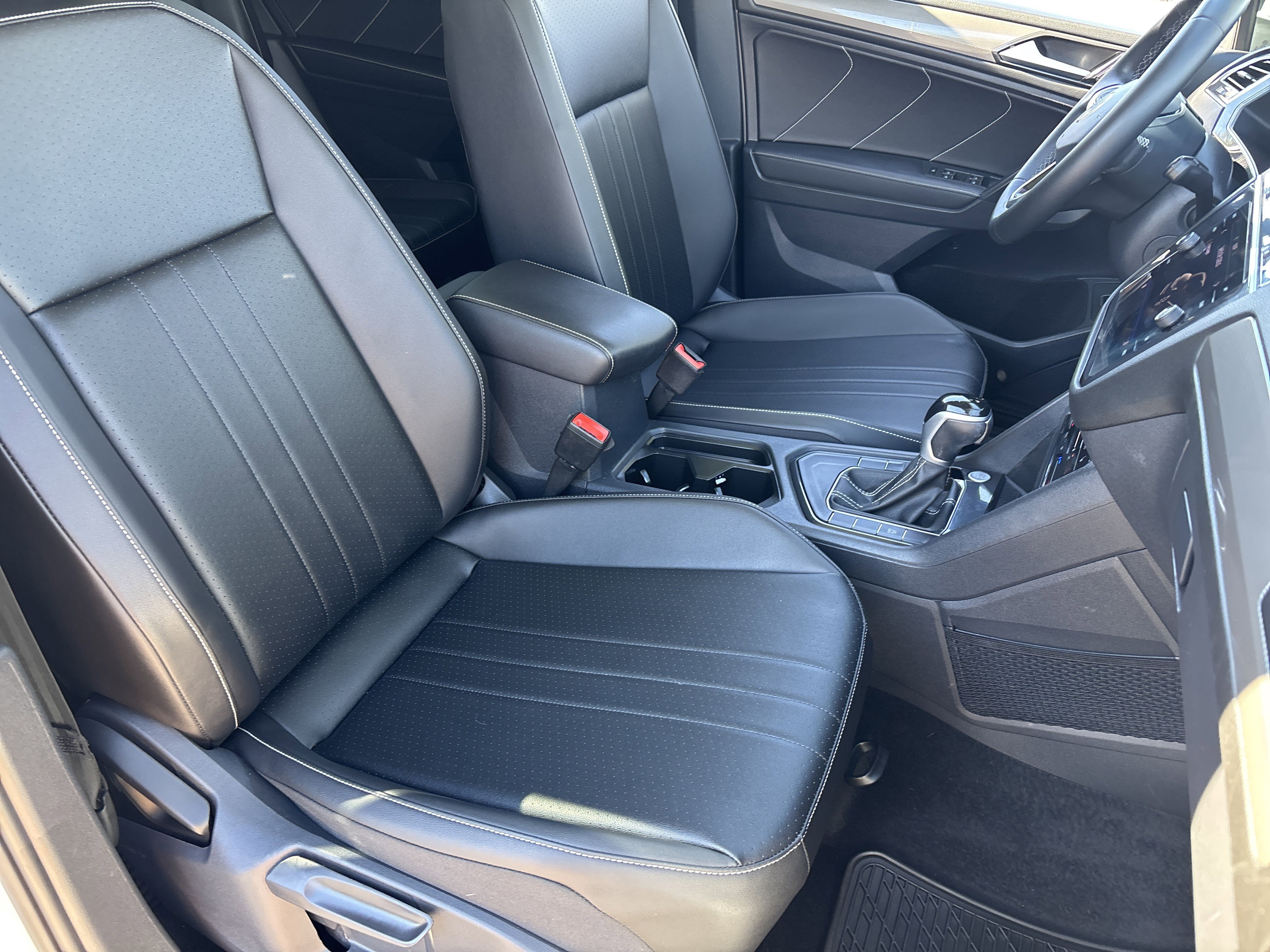 Used 2022 Volkswagen Tiguan SE image 9