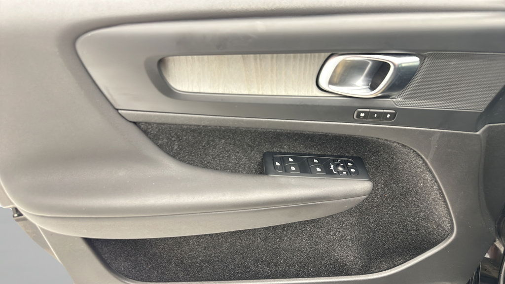 Used 2024 Volvo XC40 B5 Core AWD/4WD image 12