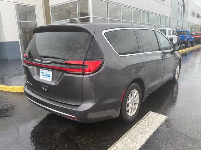 Used 2023 Chrysler Pacifica Touring-L image 9