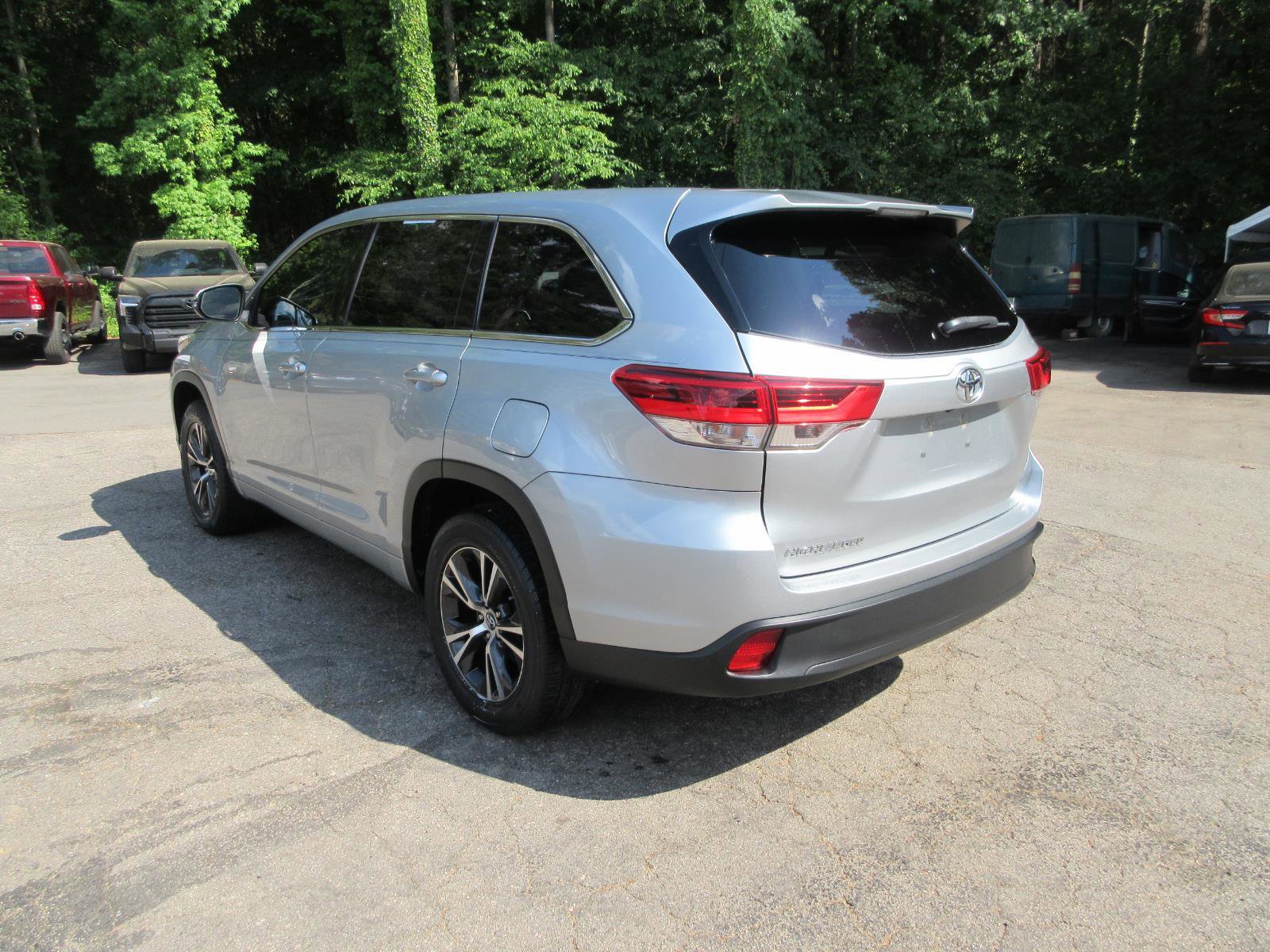 Used 2018 Toyota Highlander LE FWD image 3