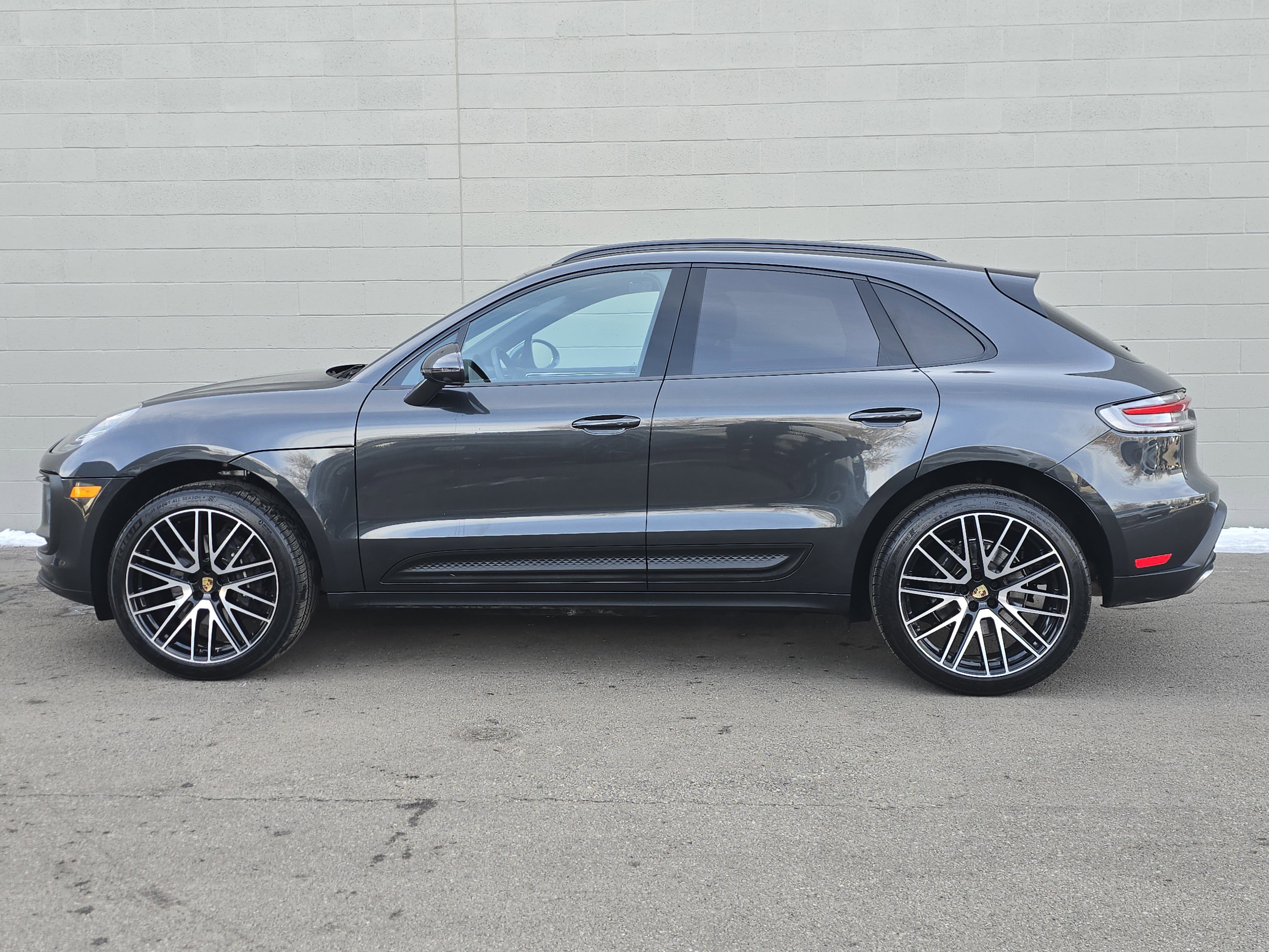 Certified 2025 Porsche Macan image 2