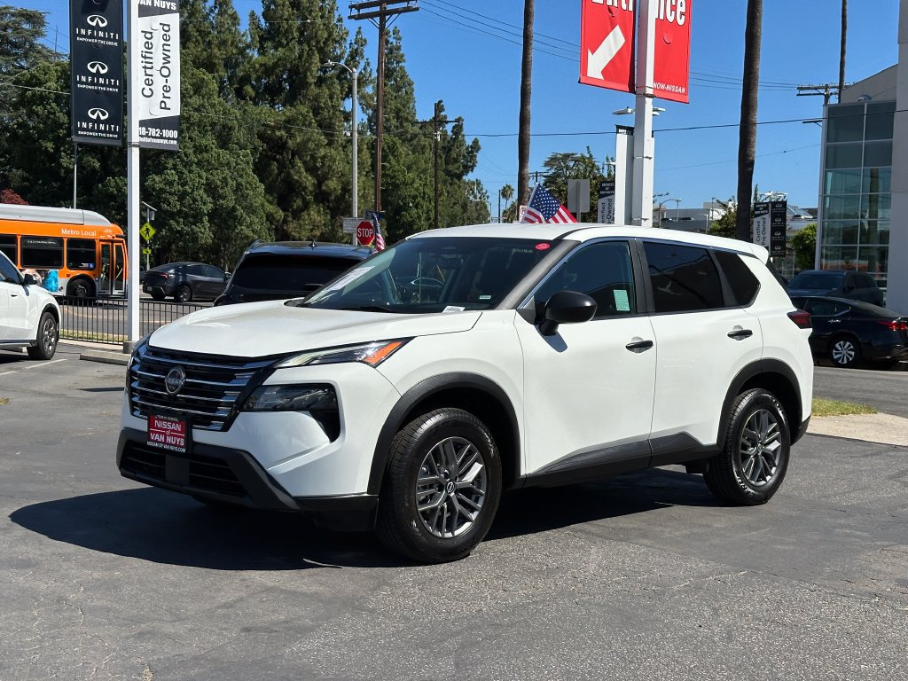 Used 2024 Nissan Rogue S FWD image 2