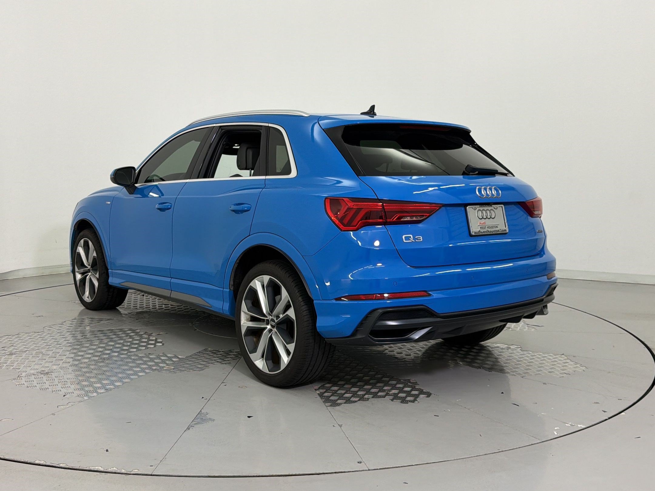 Used 2020 Audi Q3 2.0T Premium Plus w/ Premium Plus Package AWD/4WD image 3