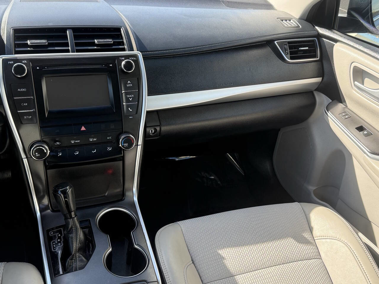 Used 2017 Toyota Camry SE image 7