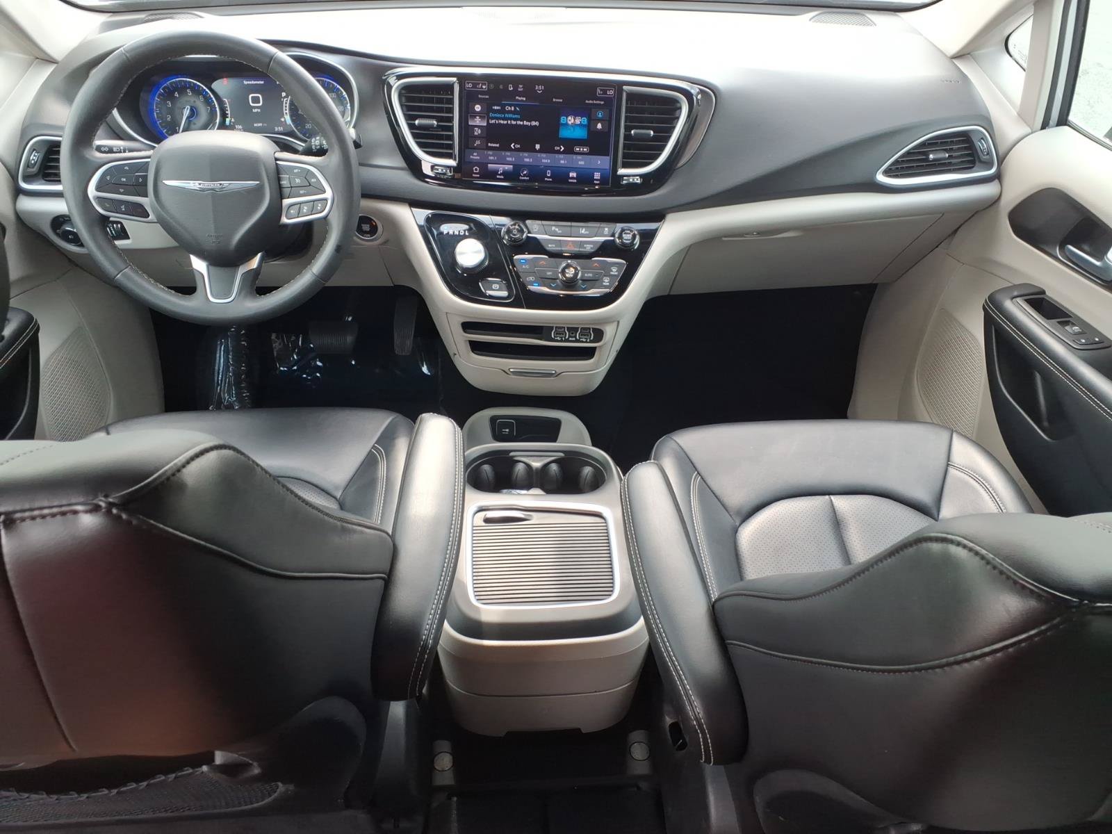 Used 2024 Chrysler Pacifica Touring-L FWD image 8
