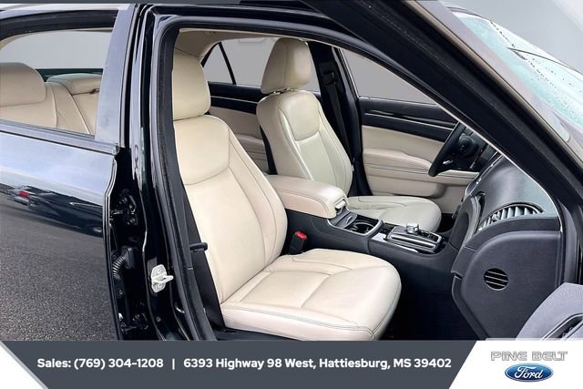 Used 2023 Chrysler 300 Touring L image 6