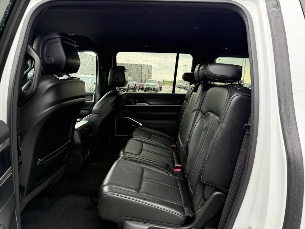 Used 2024 Jeep Wagoneer L Series II w/ Flexible Seating Group AWD/4WD image 10