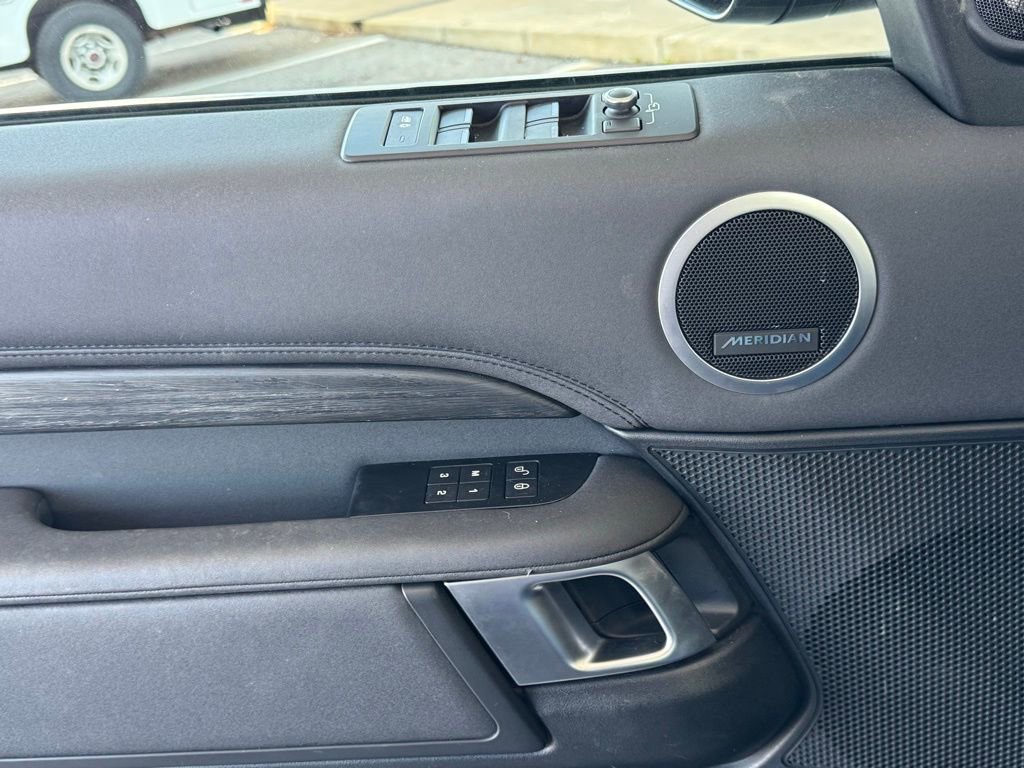 Used 2020 Land Rover Discovery HSE image 40