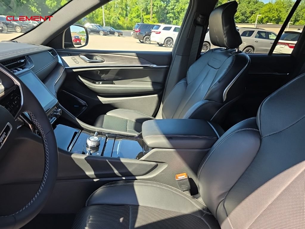 Used 2024 Jeep Grand Cherokee Overland w/ Luxury Tech Group IV AWD/4WD image 12