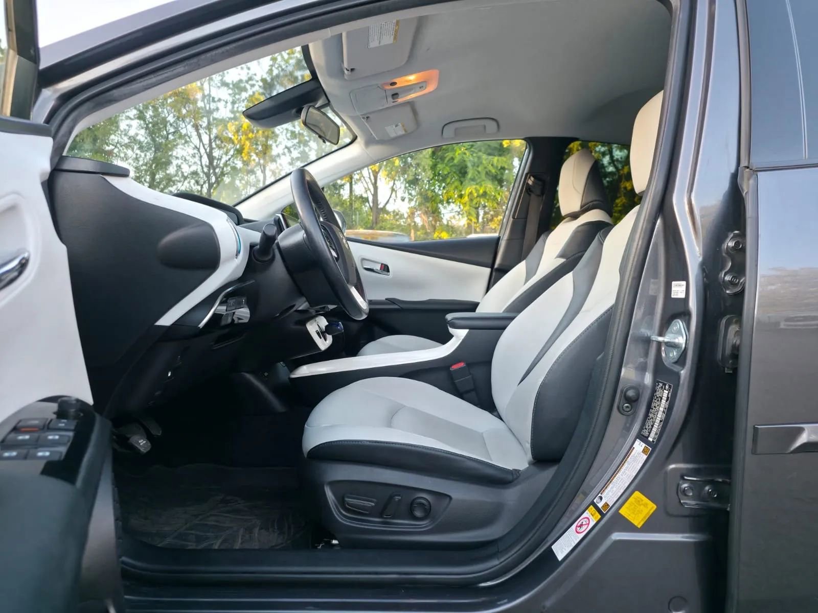 Used 2018 Toyota Prius Prime Premium image 22