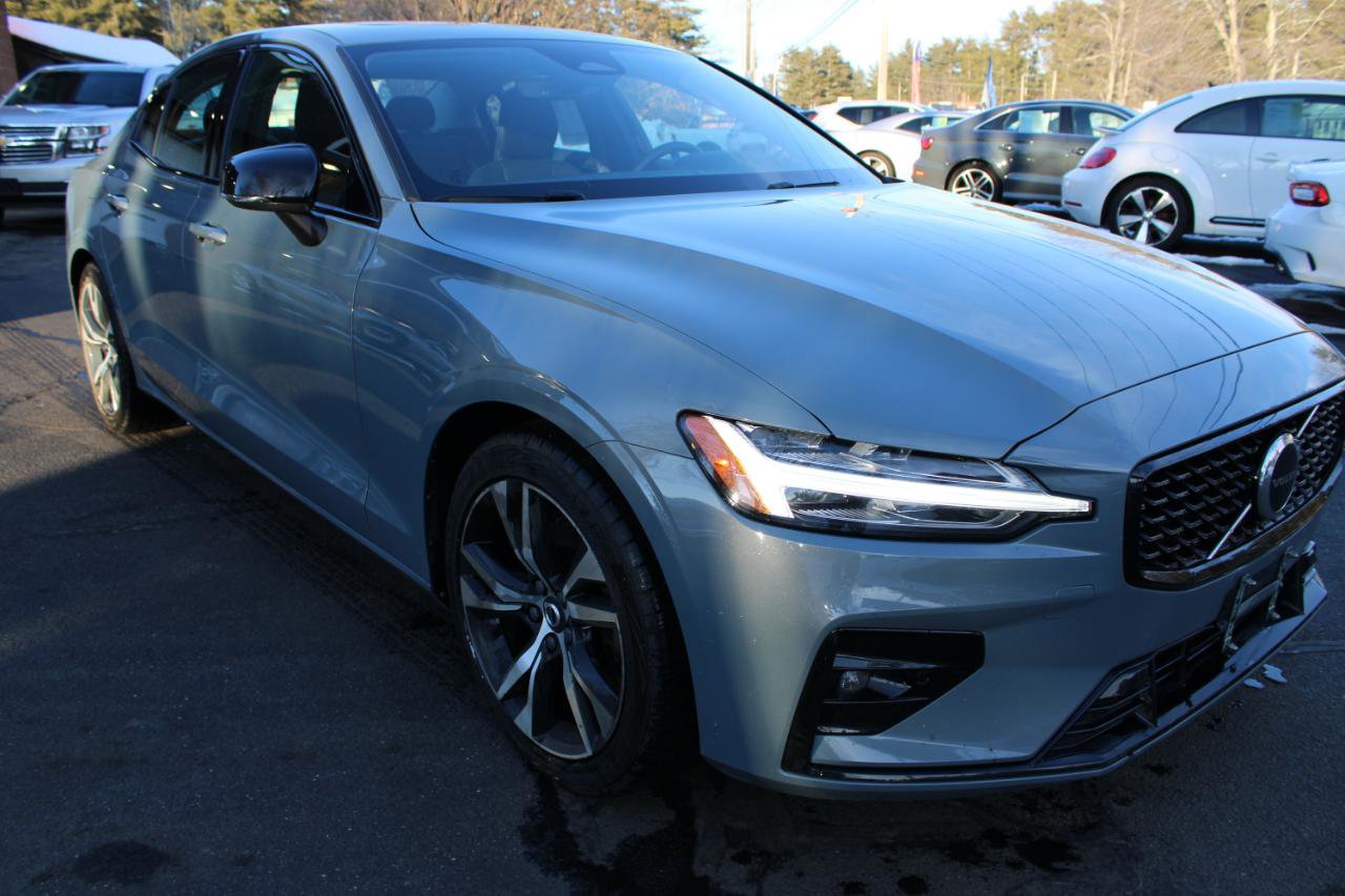 Used 2023 Volvo S60 B5 Core image 3