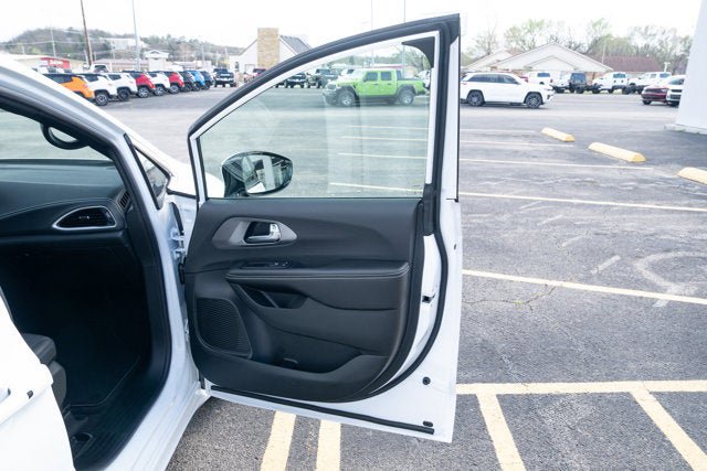 New 2026 Chrysler Pacifica Select image 13