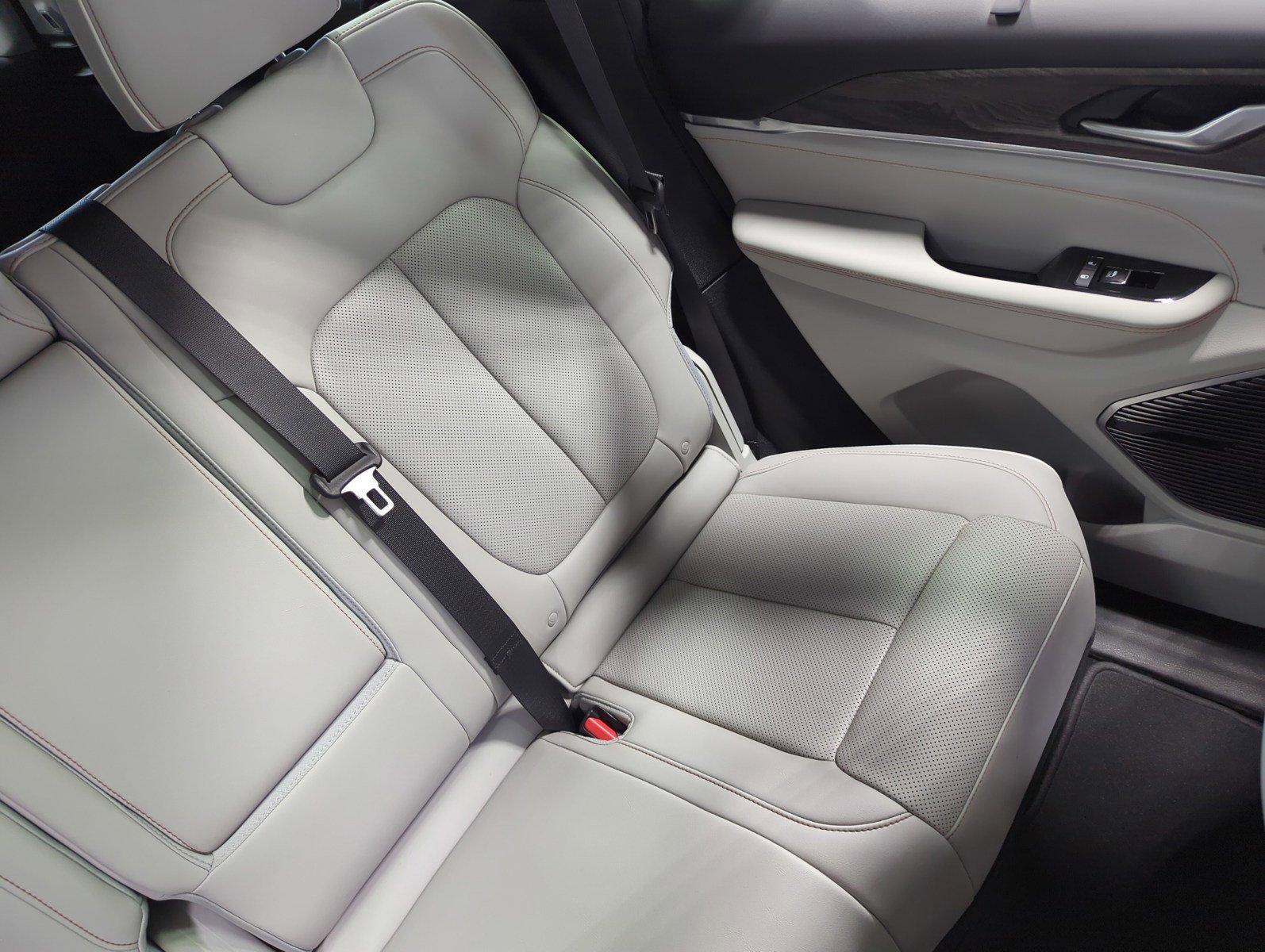 Used 2022 Jeep Grand Cherokee Overland w/ Advanced Protech Group III image 14