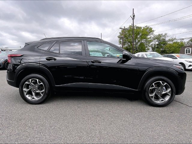 Used 2025 Chevrolet Trax LT w/ Sunroof Package FWD image 9