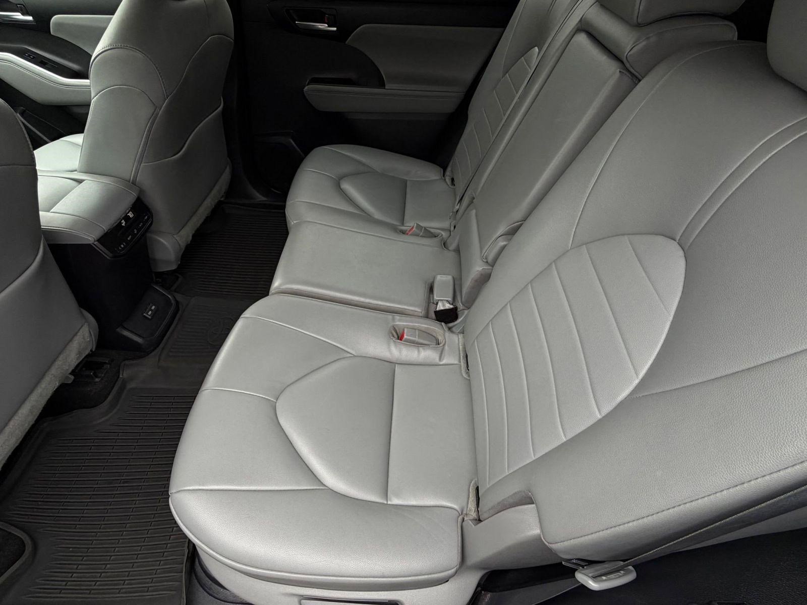 Used 2023 Toyota Highlander XLE image 24