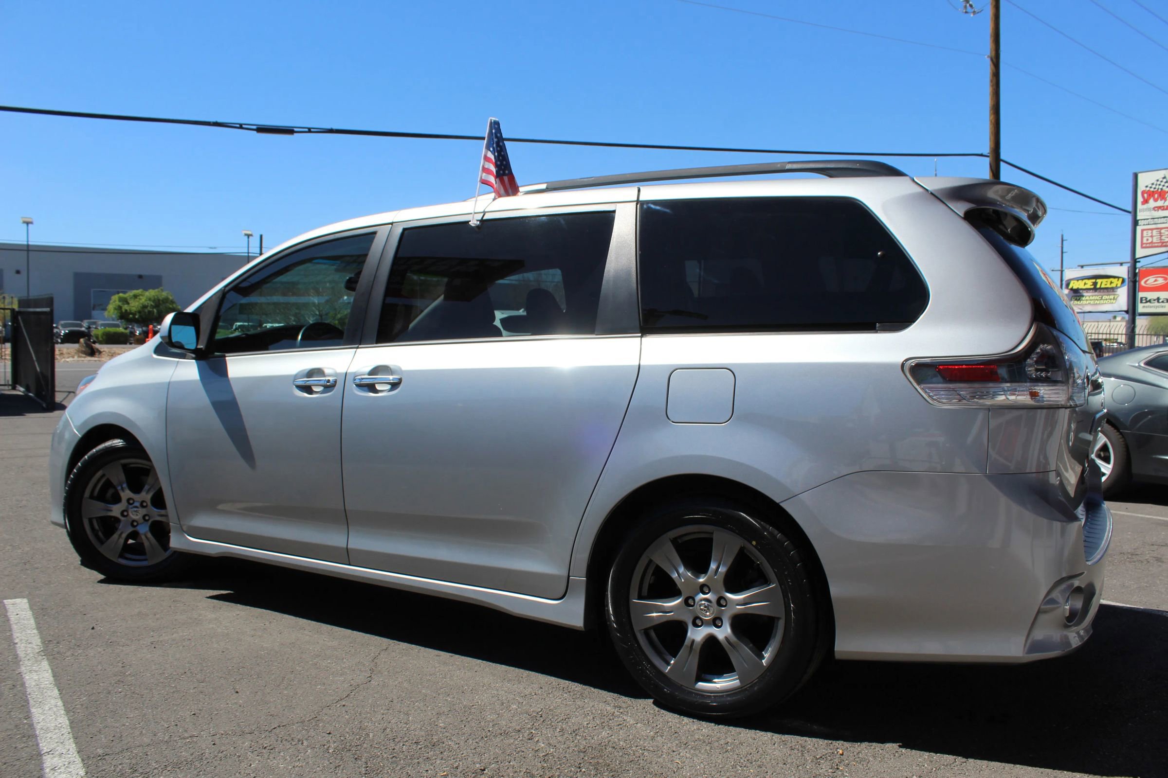Used 2017 Toyota Sienna SE w/ SE Preferred Package FWD image 2