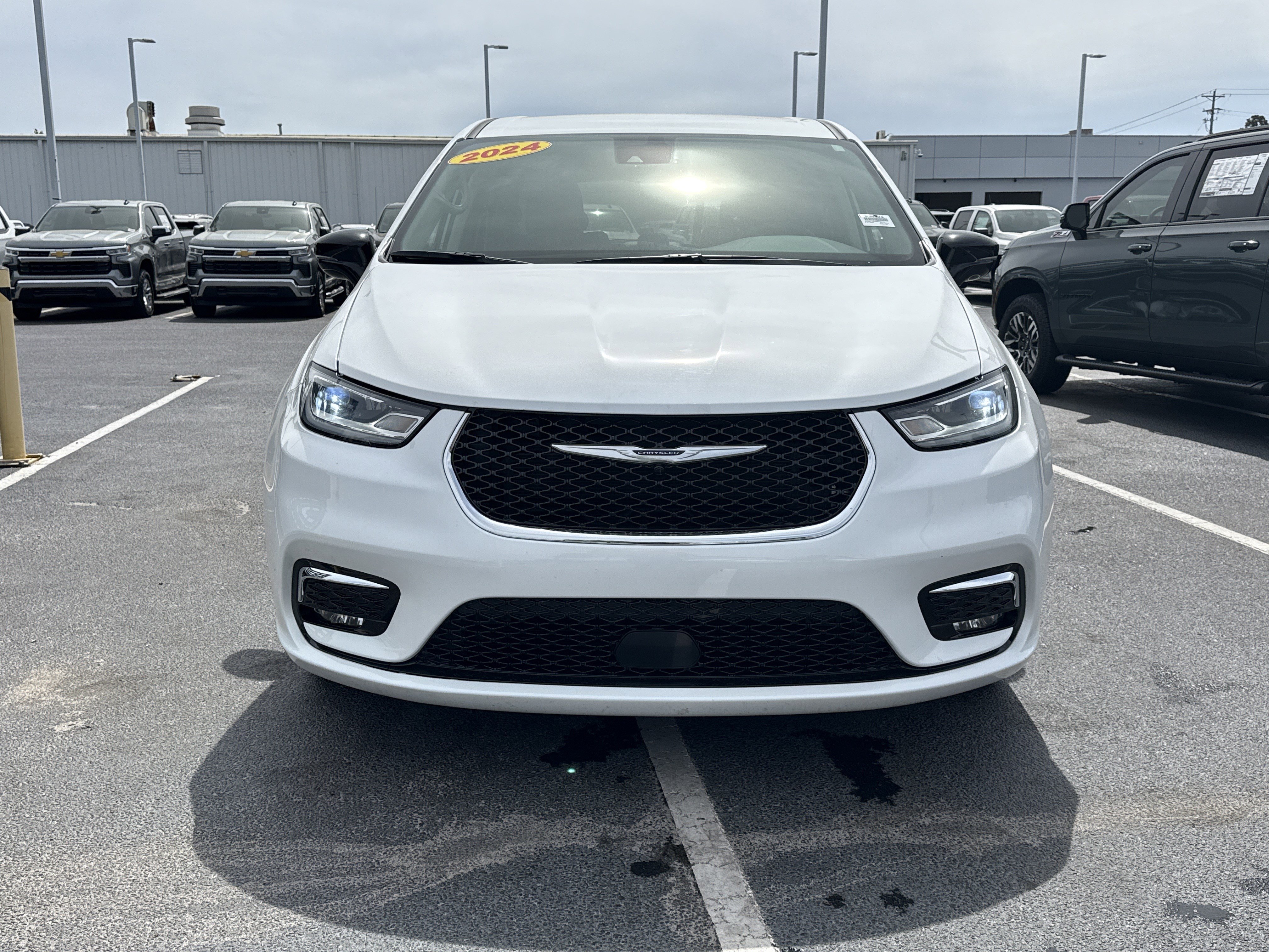 Used 2024 Chrysler Pacifica Touring-L FWD image 29