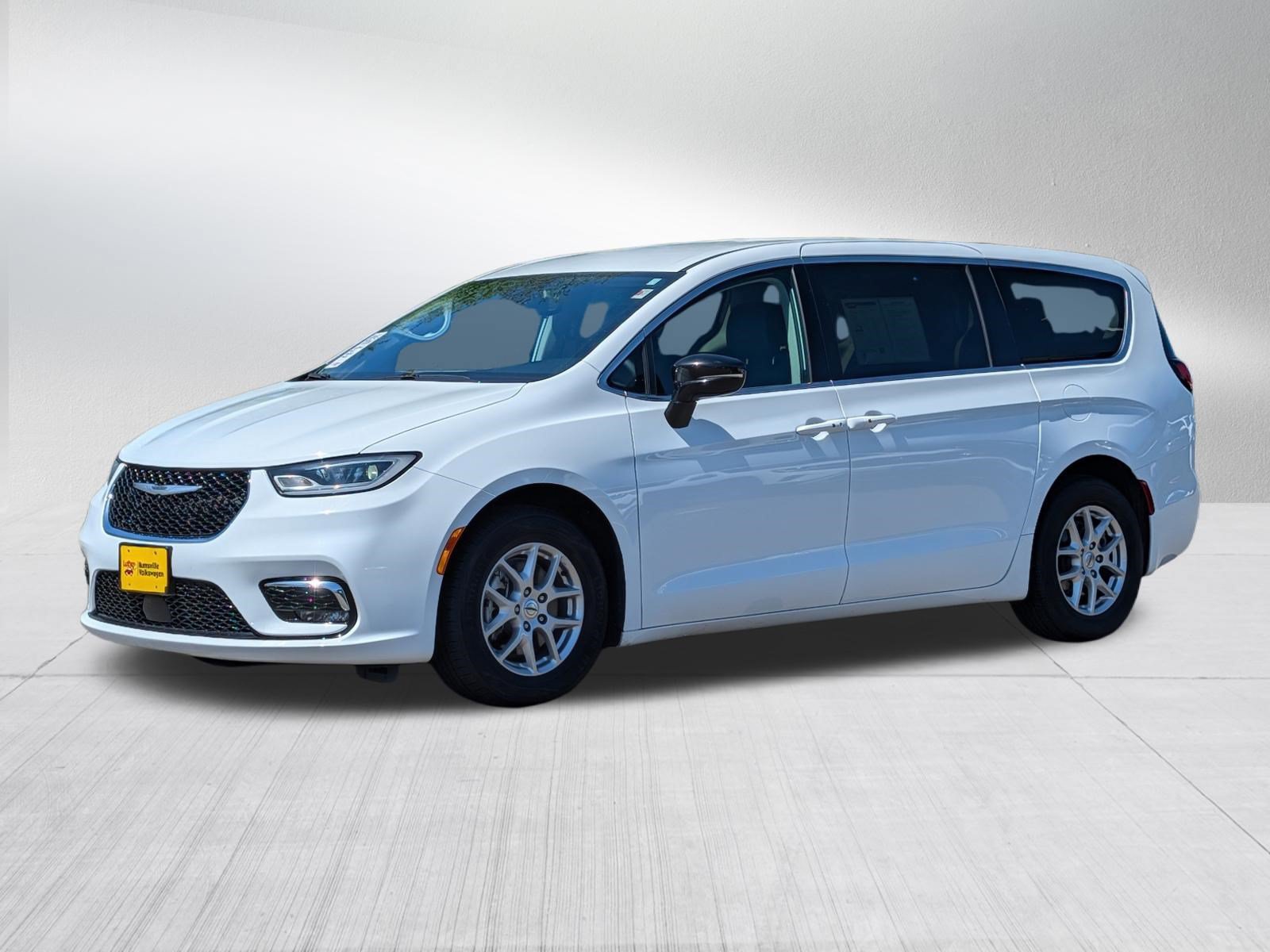 Used 2024 Chrysler Pacifica Touring-L FWD image 3