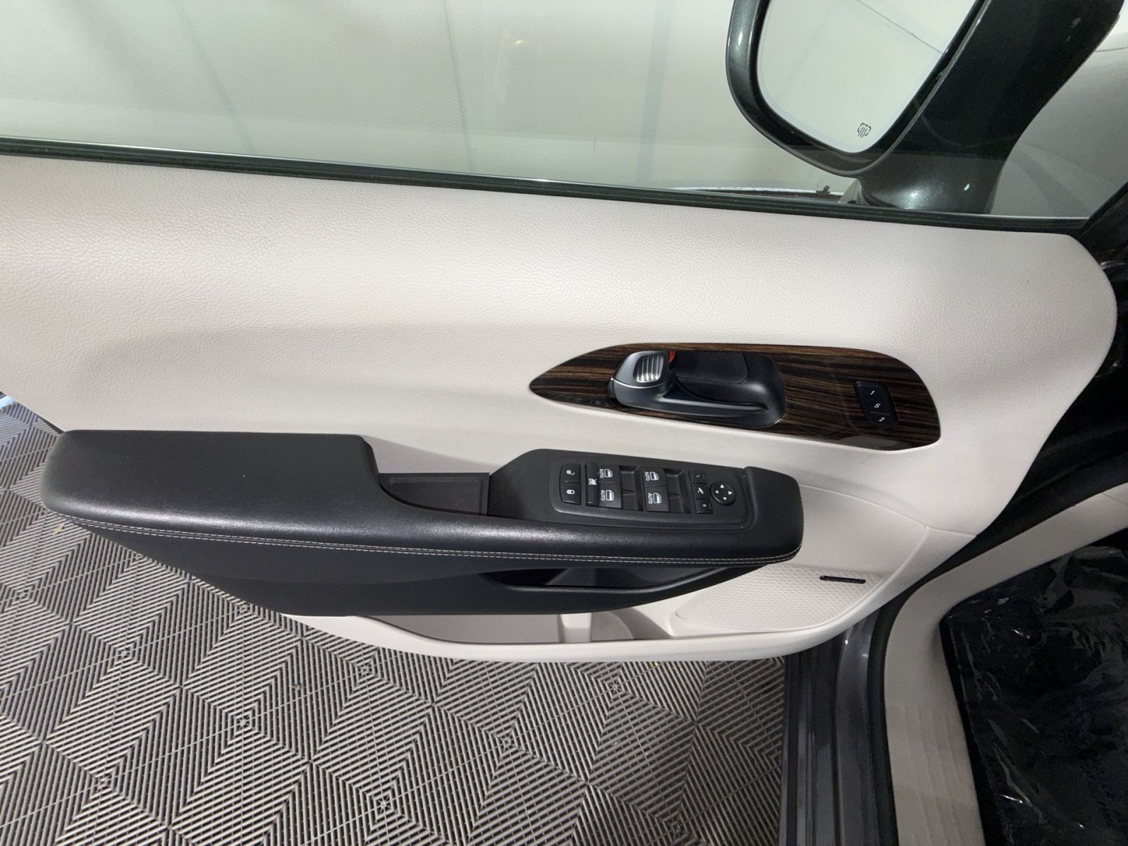 Used 2022 Chrysler Pacifica Limited FWD image 15