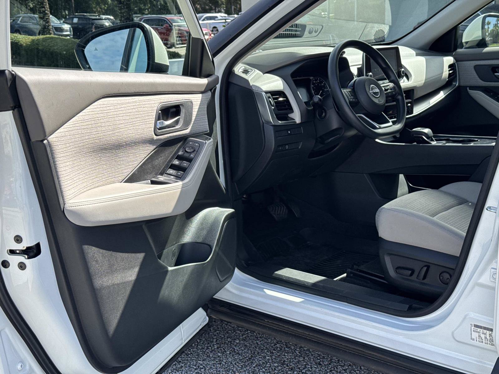 Used 2023 Nissan Rogue SV FWD image 13
