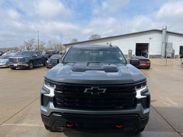 Used 2025 Chevrolet Silverado 1500 LT Trail Boss w/ Convenience Package II AWD/4WD image 2