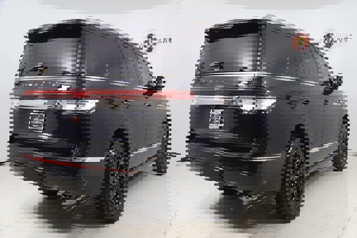 Used 2022 Lincoln Navigator Reserve image 3