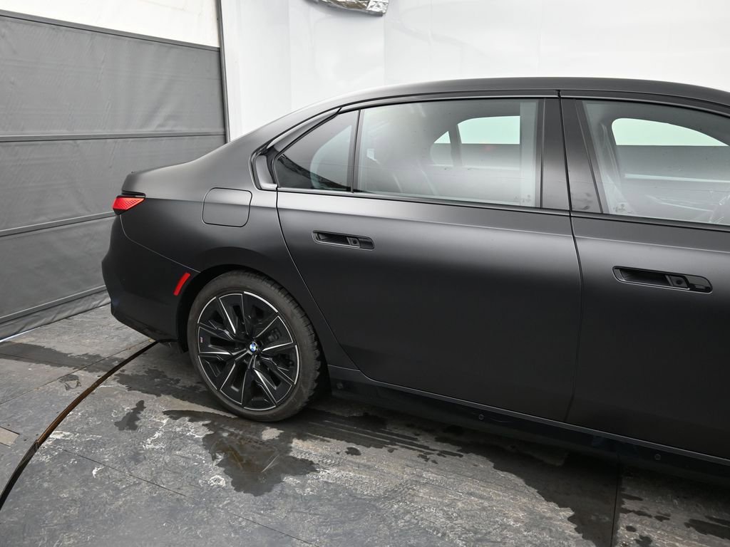 Used 2023 BMW 760i xDrive image 32