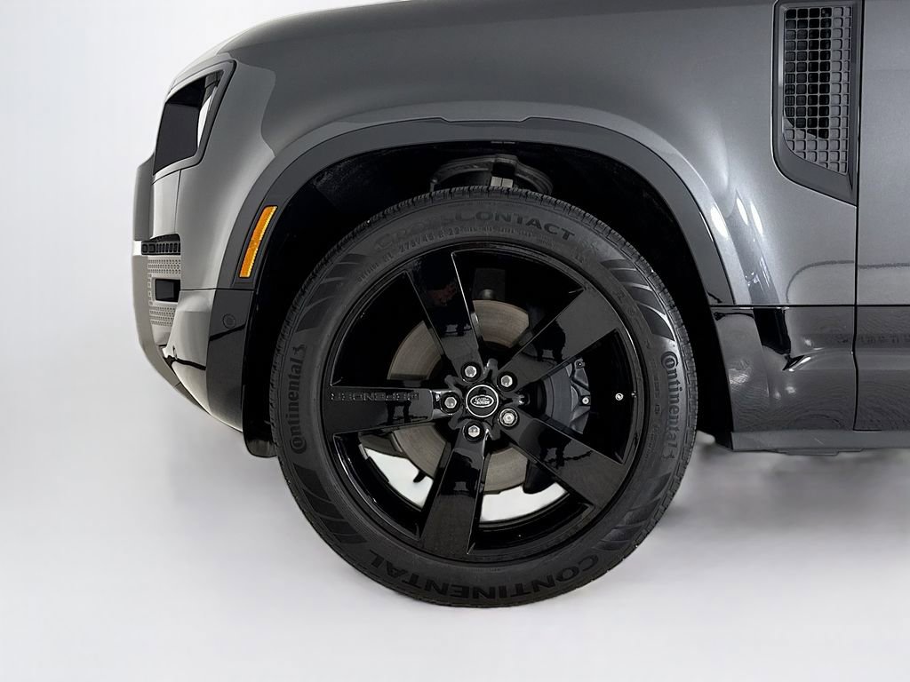 Used 2025 Land Rover Defender 110 X-Dynamic SE AWD/4WD image 27