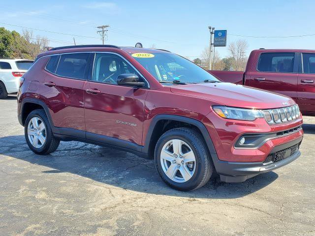 Used 2022 Jeep Compass Latitude w/ Convenience Group AWD/4WD image 2