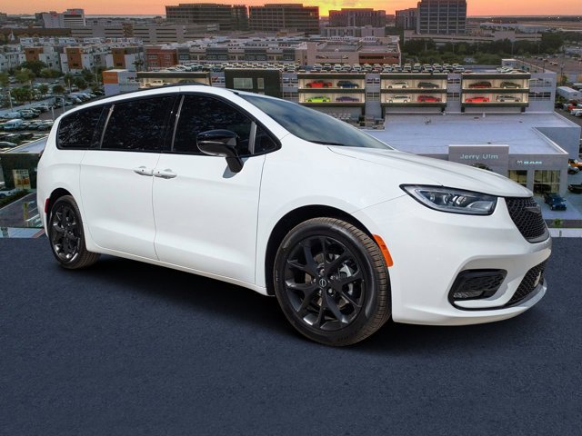 New 2026 Chrysler Pacifica Limited w/ S Appearance Package