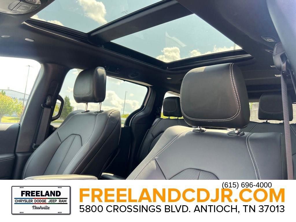 New 2025 Chrysler Pacifica Select image 24