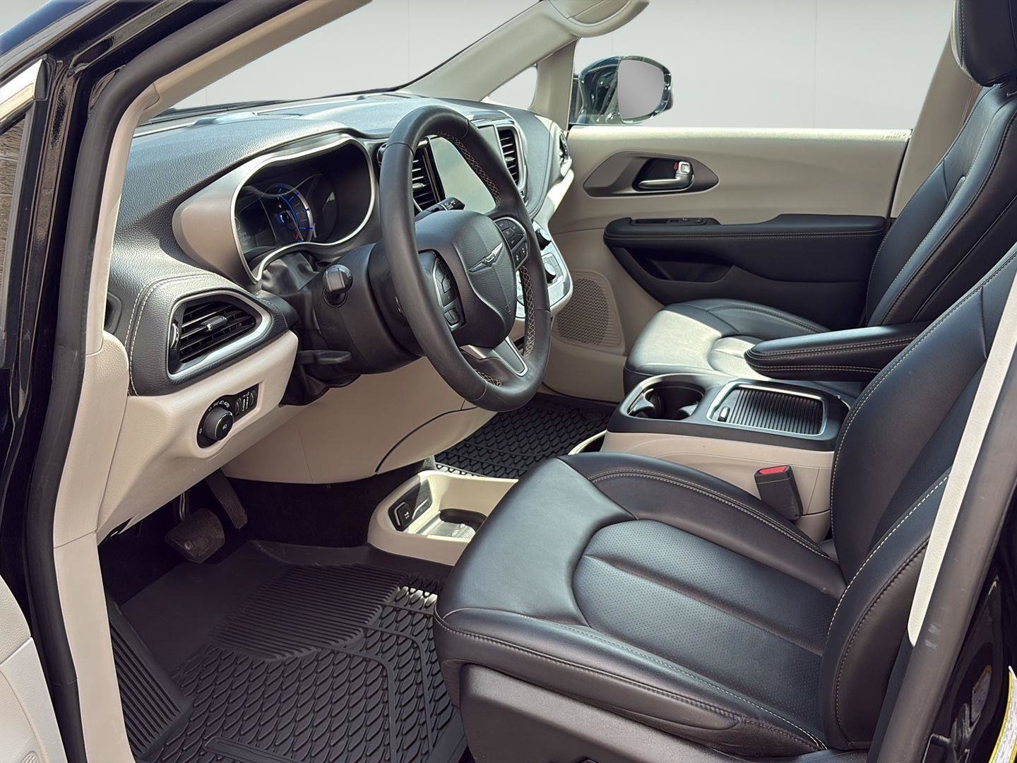 Used 2024 Chrysler Pacifica Limited FWD image 5