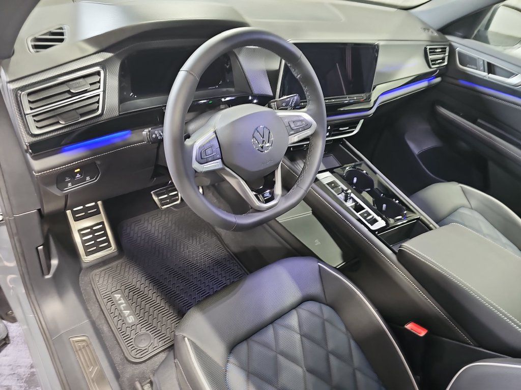 Used 2026 Volkswagen Atlas Cross Sport SEL Premium R-Line AWD/4WD image 16