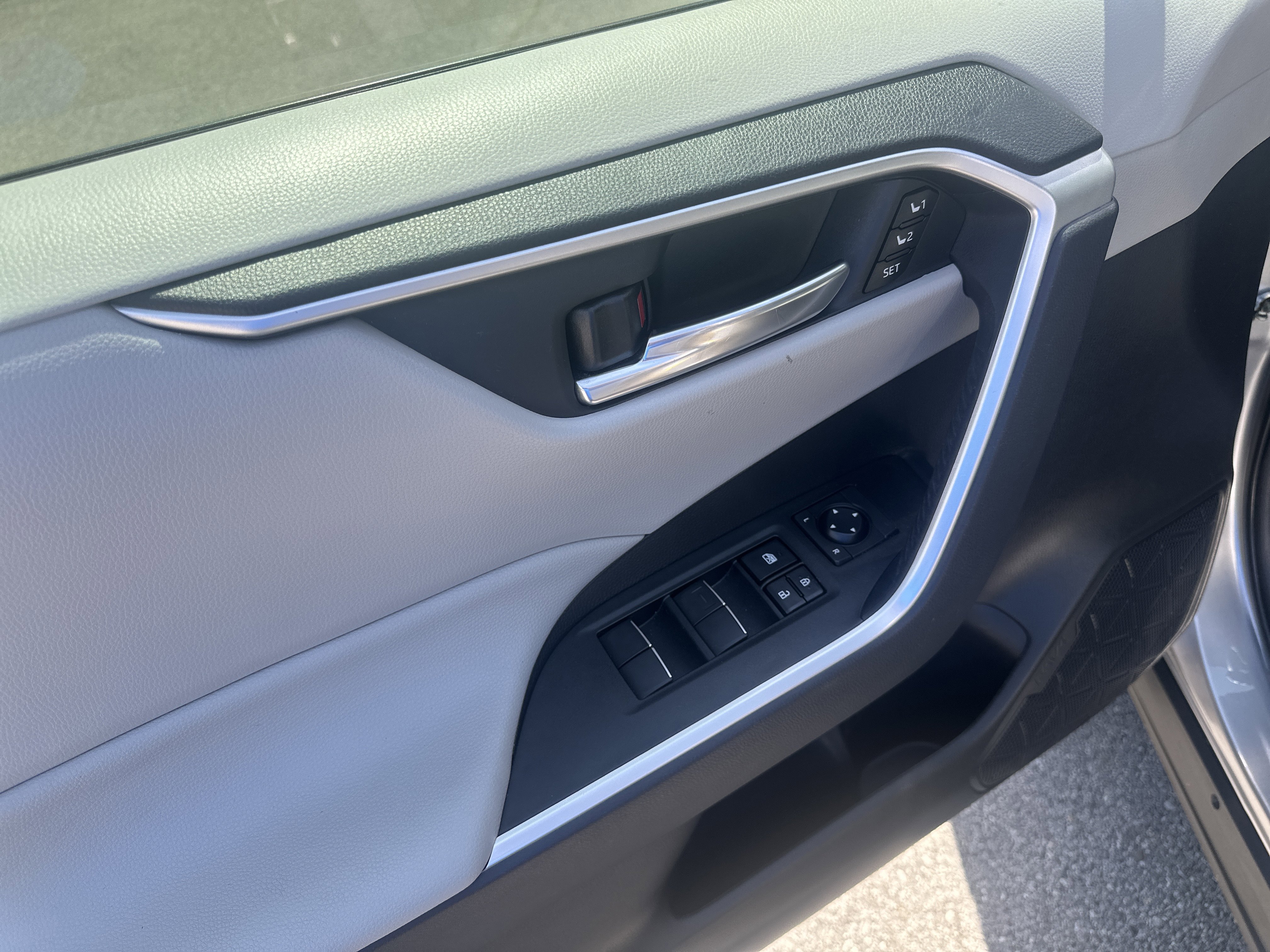 Used 2021 Toyota RAV4 XLE Premium image 13