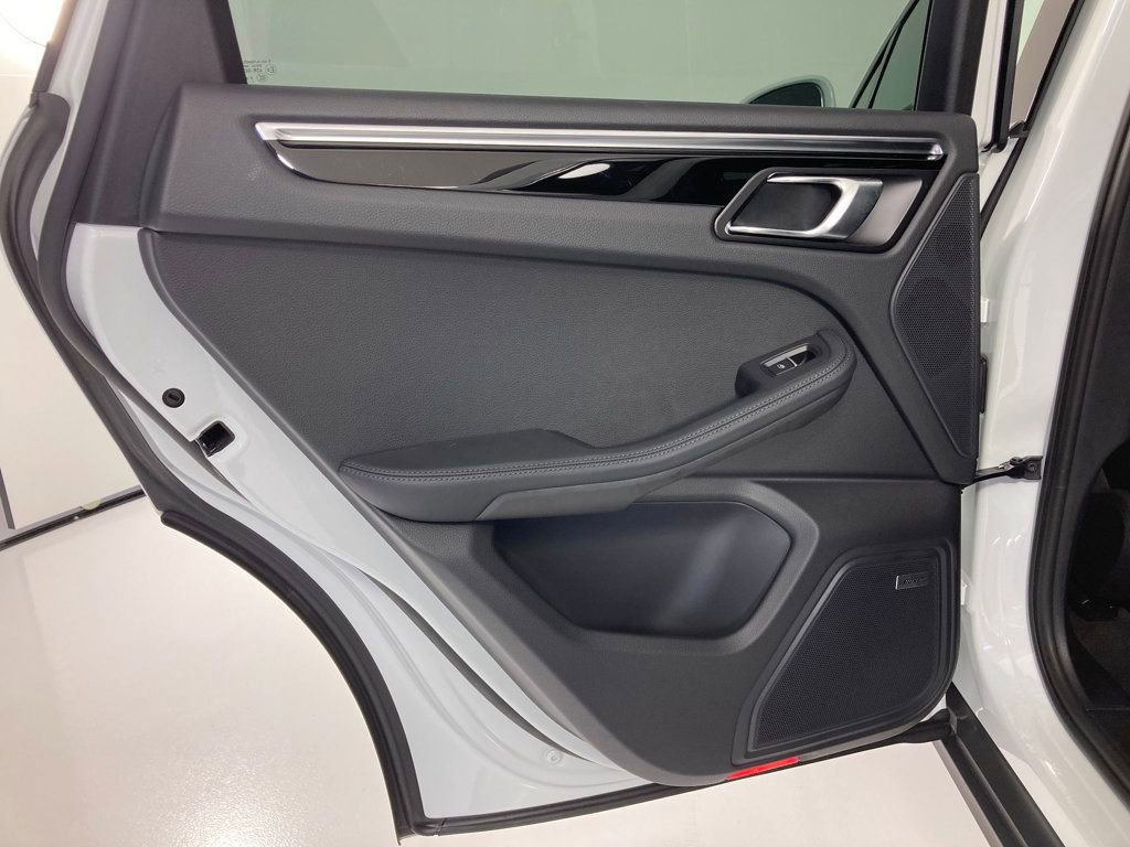 Certified 2022 Porsche Macan AWD/4WD image 14