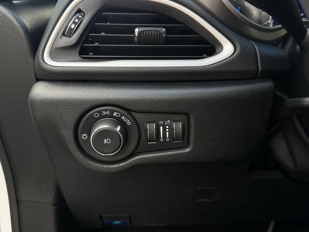 Used 2025 Chrysler Pacifica Select FWD image 24