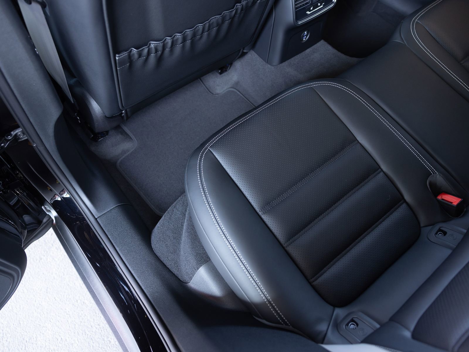 Certified 2025 Porsche Macan S image 26